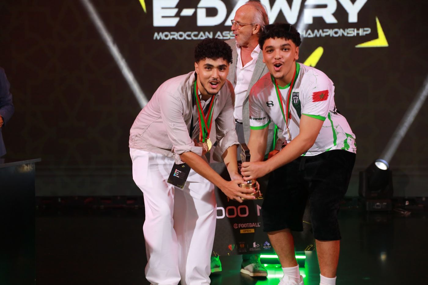 Le trophée E-Dawry 2026 brandi par KAC Esports